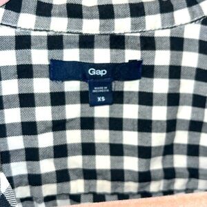 Gap, black and white plaid checkered button-down shirt